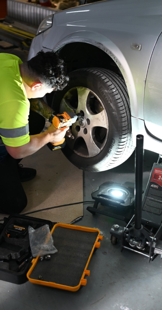 Cambio rueda operario